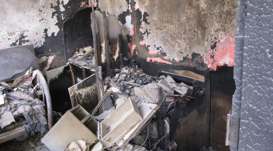 Why choose water damage restoration service for commercial flood cleanup in Lilburn